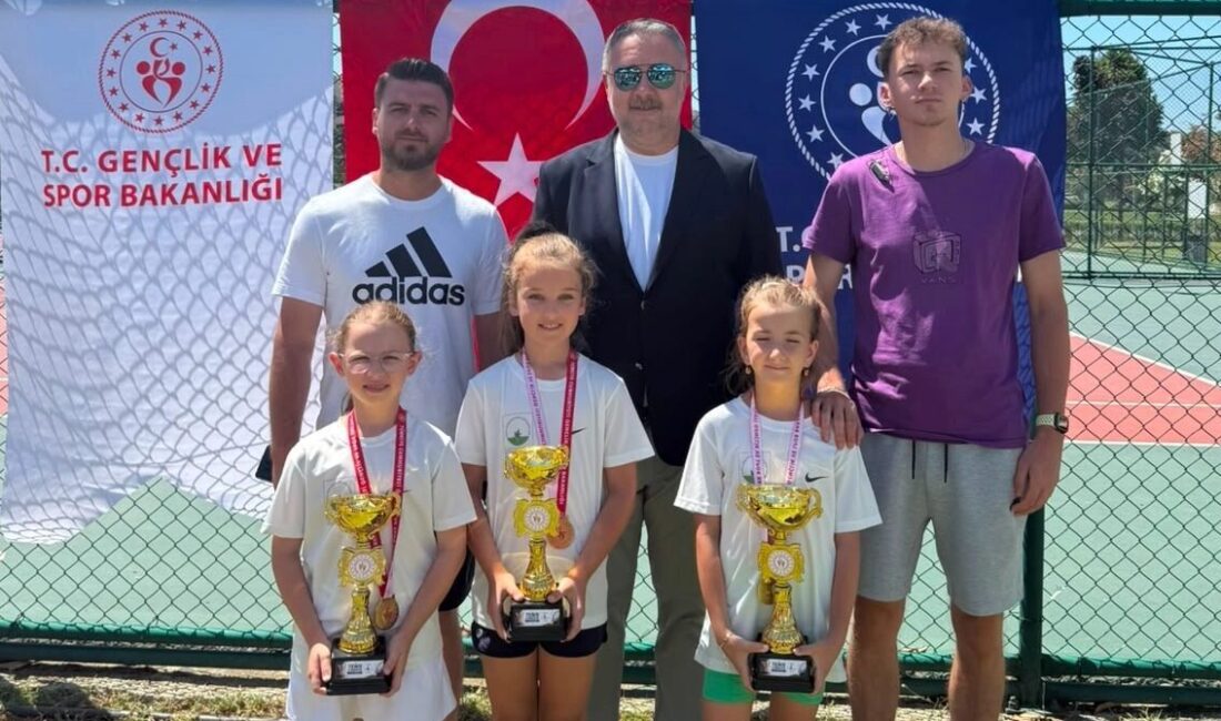 Bursa'da Osmangazi Belediyespor Tenis Takımı sporcuları, 9-10 Yaş Bursa İl Birinciliği