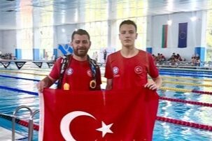Denizli Büyükşehir Belediyespor Kulübü yüzücülerinden Mehmet Sarhanlı Bulgaristan’da, down sendromlu
