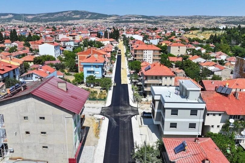 Denizli Büyükşehir Belediyesi, yaz sezonu asfalt programı kapsamında Çivril ilçesindeki