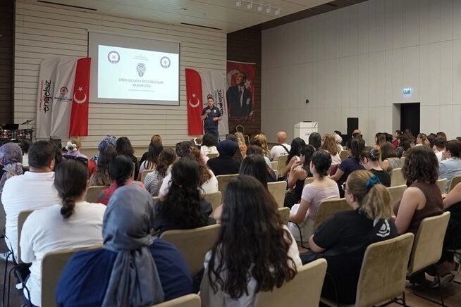Denizli Büyükşehir Belediyesi Kadın ve Aile Hizmetleri Dairesi Başkanlığı personeli,