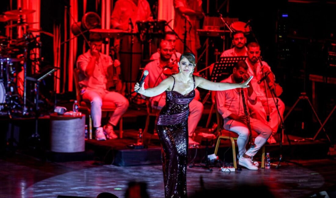 Uluslararası Bursa Festivali kapsamında Kültürpark Açıkhava Tiyatrosu’nda sahne alan sanatçı