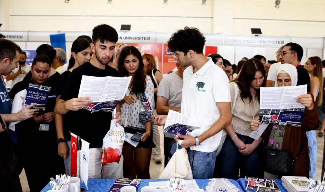 Dokuz Eylül Üniversitesi, 10. İzmir Üniversite Tercih Fuarı'nda aday öğrenciler