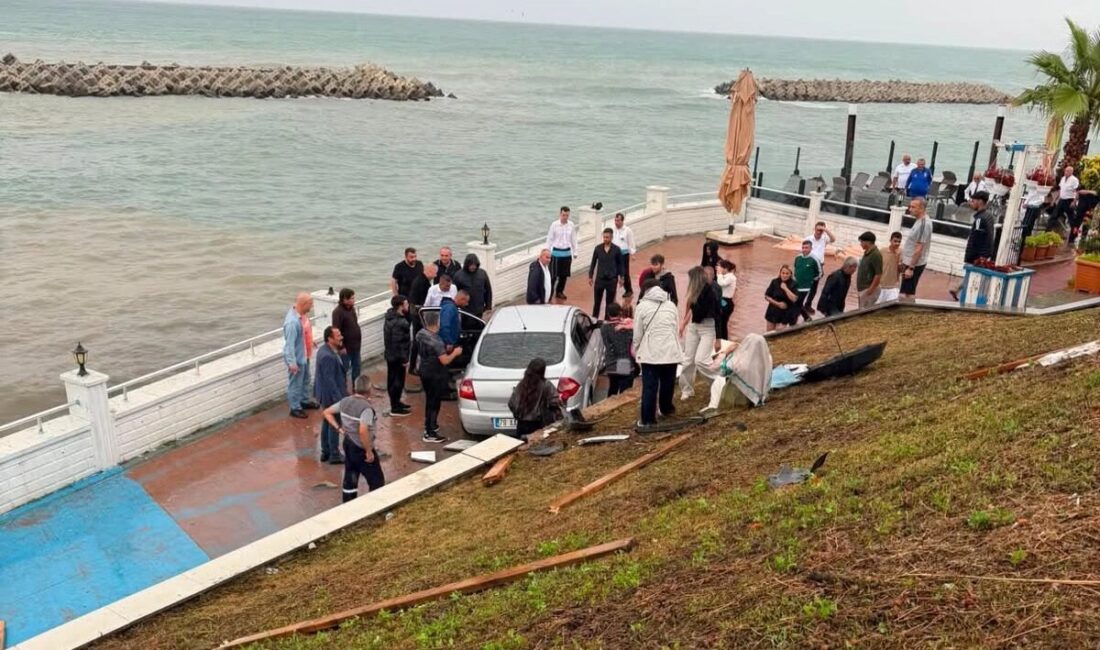 Düzce’nin Akçakoca ilçesinde kontrolden çıkan otomobilin sahil yürüyüş yoluna girmesi