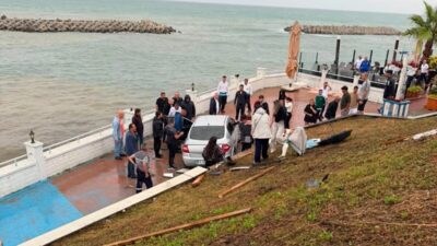 Düzce’nin Akçakoca ilçesinde kontrolden çıkan otomobilin sahil yürüyüş yoluna girmesi