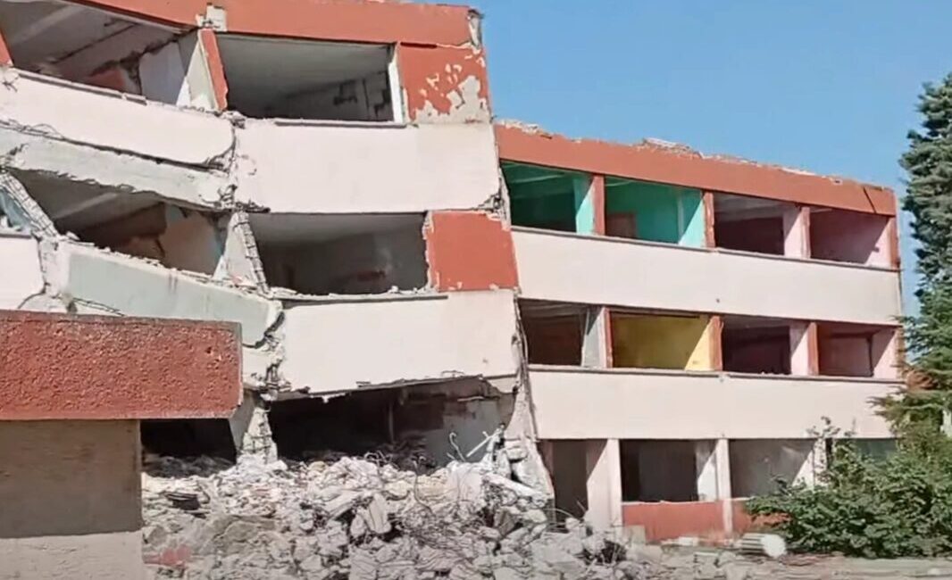 Edirne'nin Keşan ilçesind depreme dayanıksız olduğu gerekçesiyle boşaltılan Cumhuriyet Ortaokulu