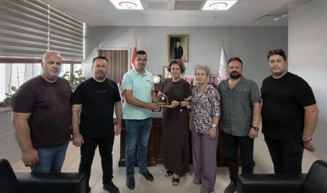 Edirne Gazeteciler Derneği (EGD) Başkanı Gökhan Tuzladan, beraberinde Başkan Yardımcıları