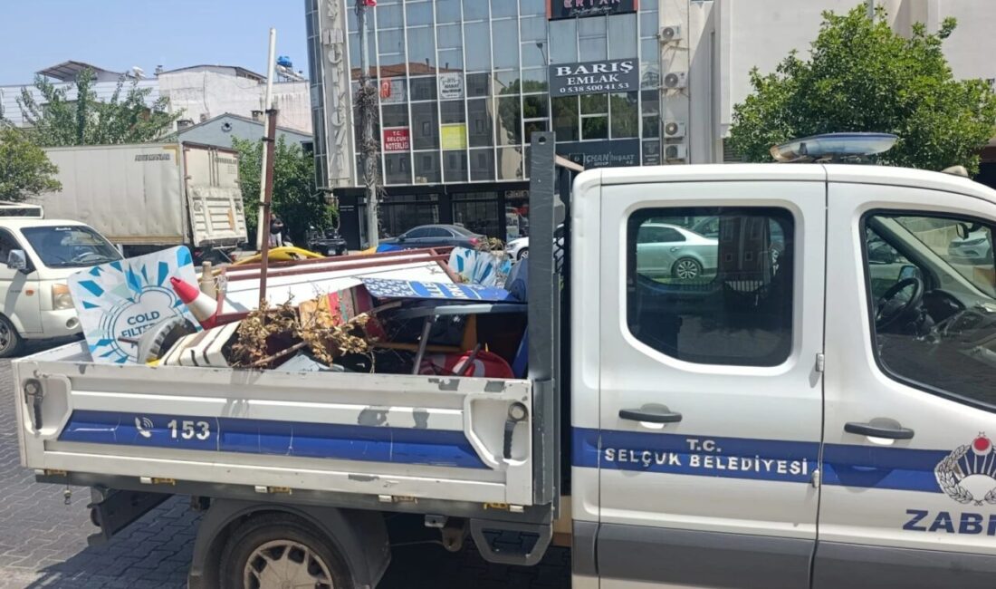 Efes Selçuk Belediyesi Zabıta Müdürlüğü ekipleri, kaldırımlarda vatandaşların geçişini engelleyen