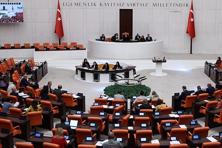 TBMM Genel Kurulu'nda en düşük emekli aylığının artırılmasını da içeren