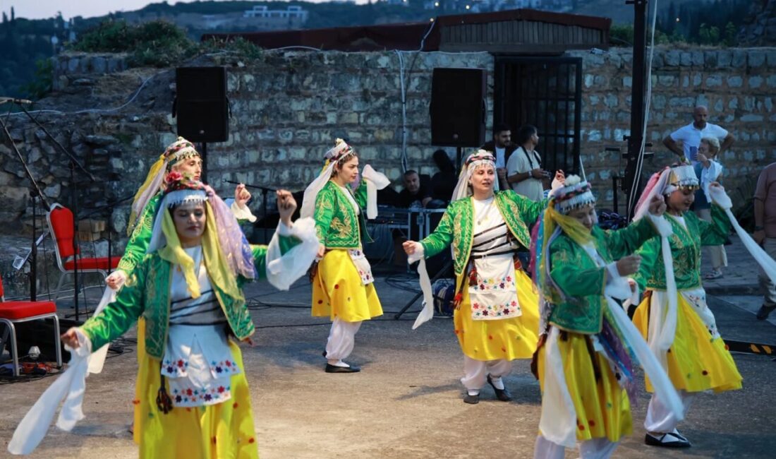 Gebze Belediyesi'nin düzenlediği Eskihisar Kalesi Kültür Sanat Akşamları, binlerce vatandaşı