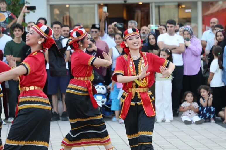 Bursa'da İnegöl Belediyesi’nin düzenlediği 39. Uluslararası Kültür Sanat Festivali, dış