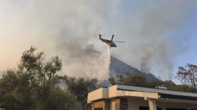 Muğla’nın Fethiye ilçesinde orman dışı alanda başlayan yangın, ekiplerin müdahalesiyle