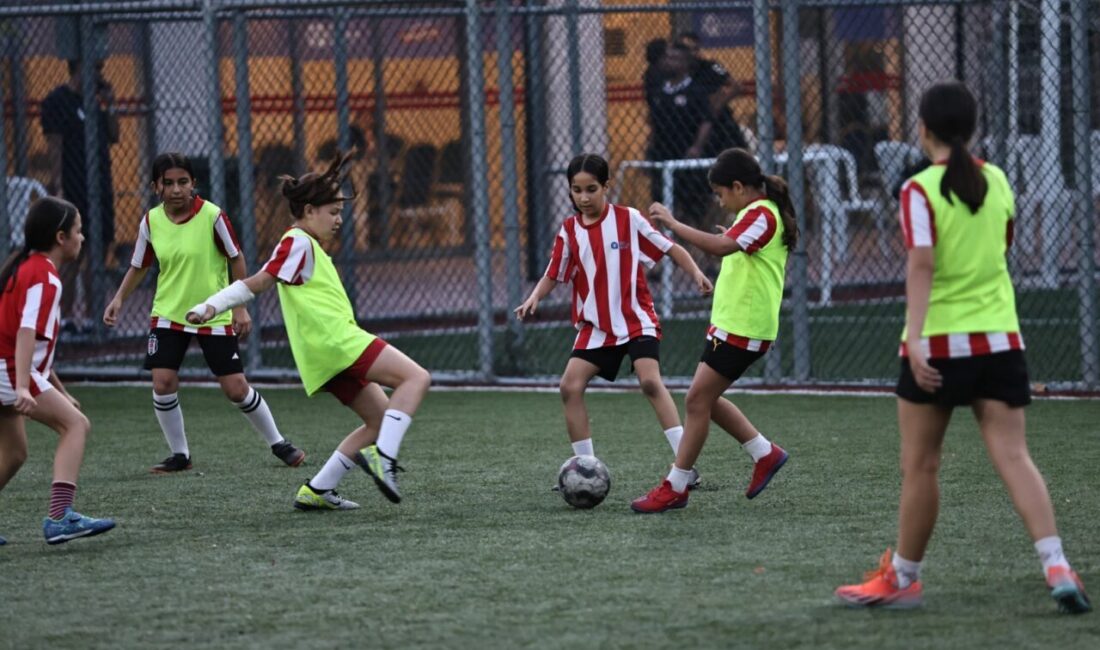 Antalya Büyükşehir Belediyesi Futbol Akademisi, yaz okulu programı kapsamında çocukları