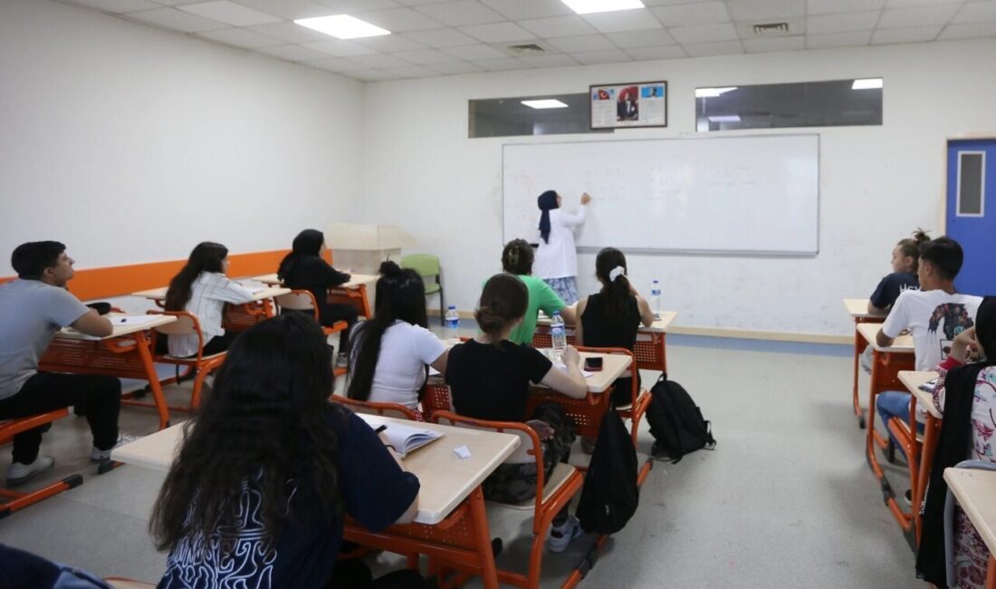 Gaziantep Büyükşehir Belediyesi’ne bağlı GASMEK Üniversite Hazırlık Kursları’ndan yararlanan öğrenciler,