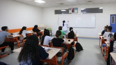 Gaziantep Büyükşehir Belediyesi’ne bağlı GASMEK Üniversite Hazırlık Kursları’ndan yararlanan öğrenciler,