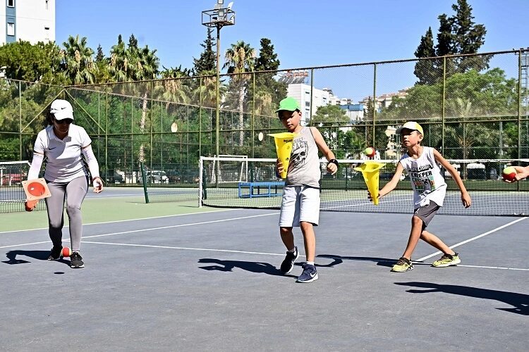 Antalya Muratpaşa Belediyesi, yaz dönemi spor okulları kapsamında düzenlediği ücretsiz