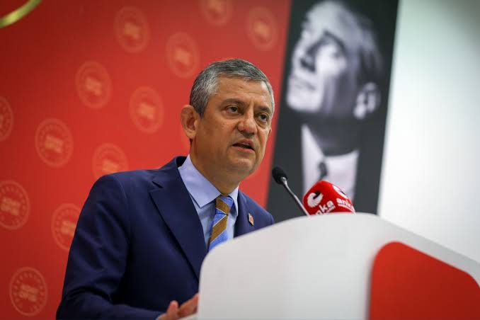 Özgür Özel, yeni parti kurma süreçlerine dair açıklamalarda bulundu. Yeni