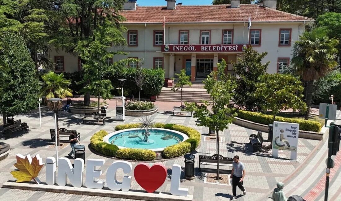 İnegöl Belediye Başkanı Alper Taban, eski belediye binasının Gençlik ve