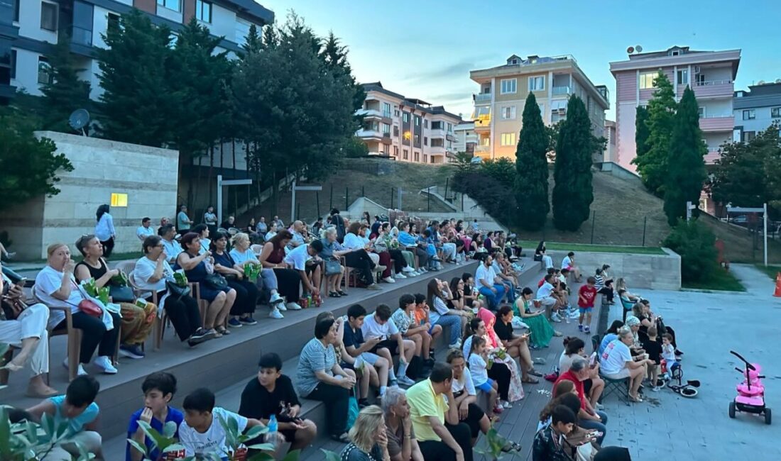 İstanbul'da Bakırköy Belediyesi’nin düzenlediği Açık Hava Sinema Günleri, nostaljik atmosferiyle