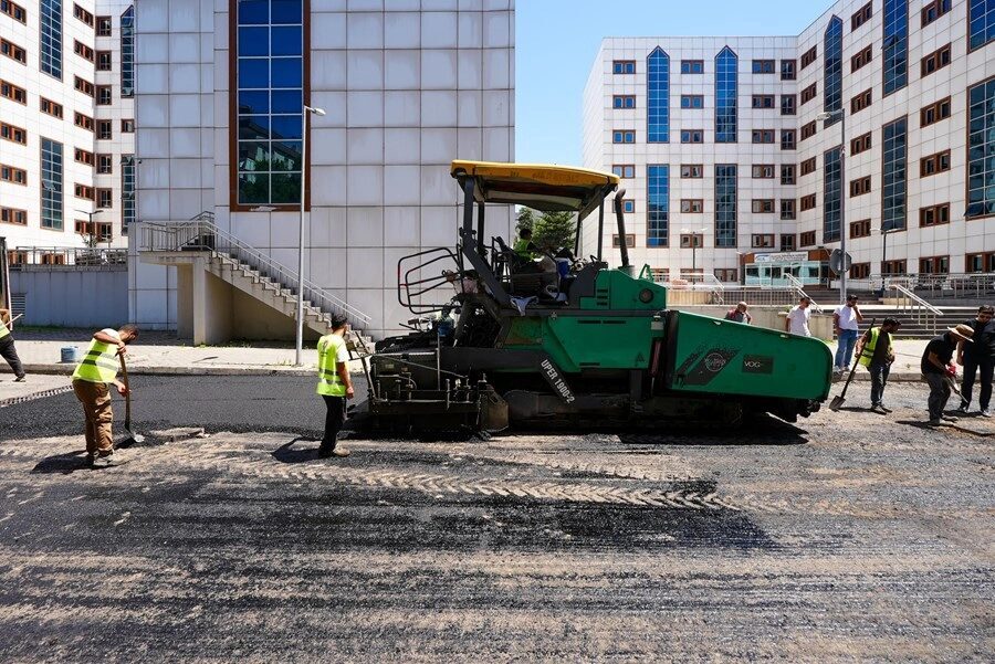 İstanbul Maltepe Belediyesi, ilçe genelinde sürdürdüğü asfalt serim çalışmalarına Bağlarbaşı Mahallesi