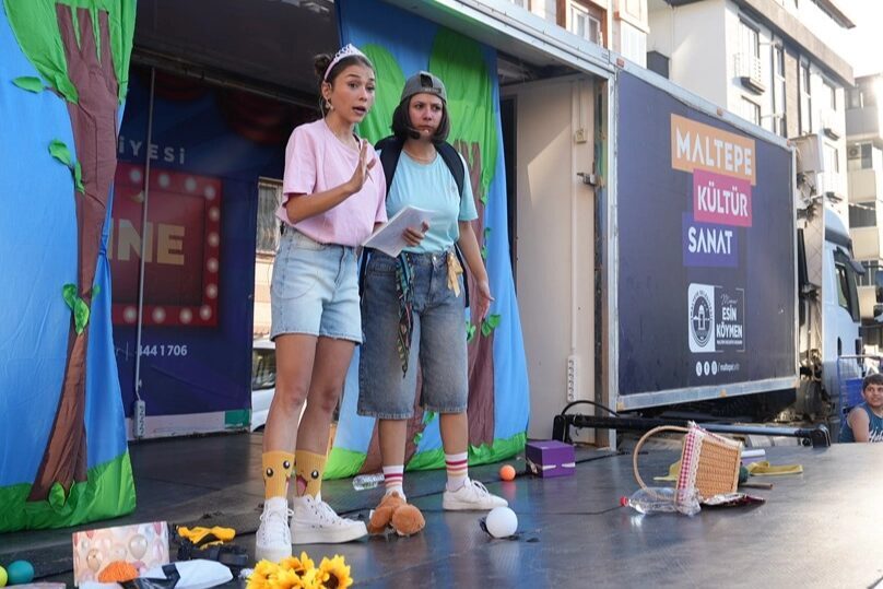 Maltepe Belediyesi'nin ücretsiz Yaz Çocuk Tiyatroları etkinlikleri kapsamında sahnelenen "Çöp ve