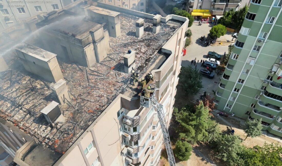 İzmir’in Menemen ilçesinde 10 katlı bir binanın çatısında yangın çıktı.