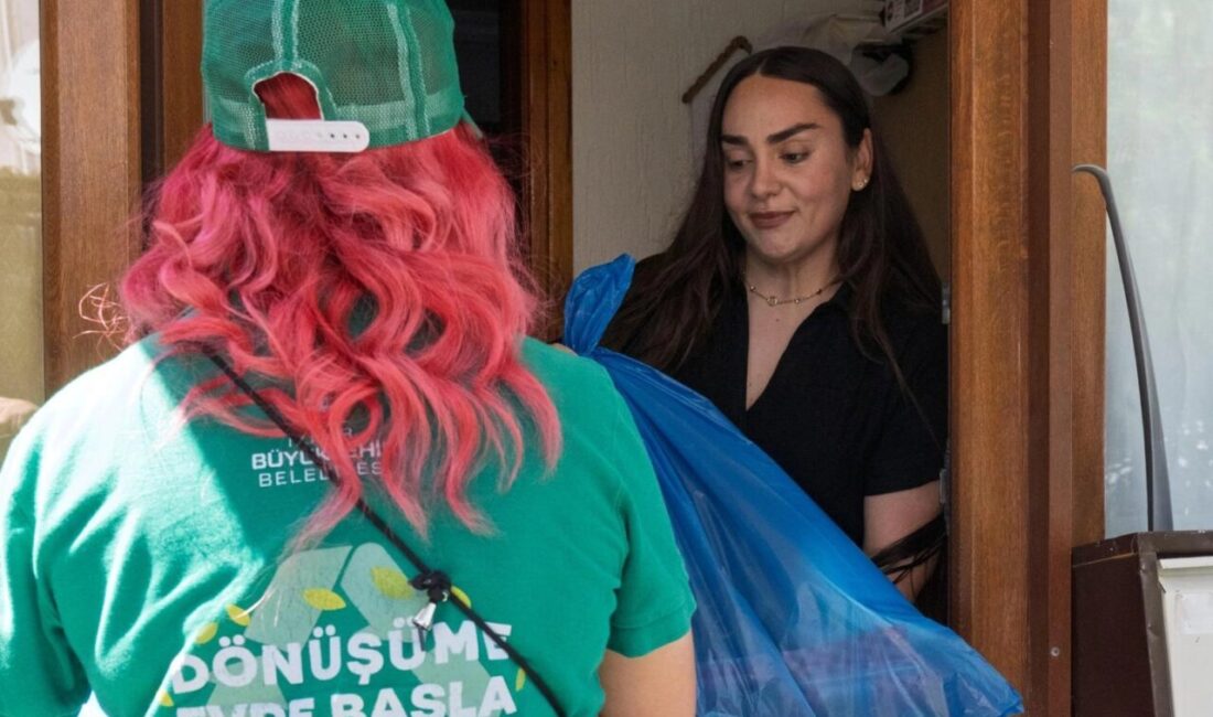 Kapıdan kapıya geri dönüşüm modeli Güzelbahçe’de de başladı. Evlerde ayrıştırılan