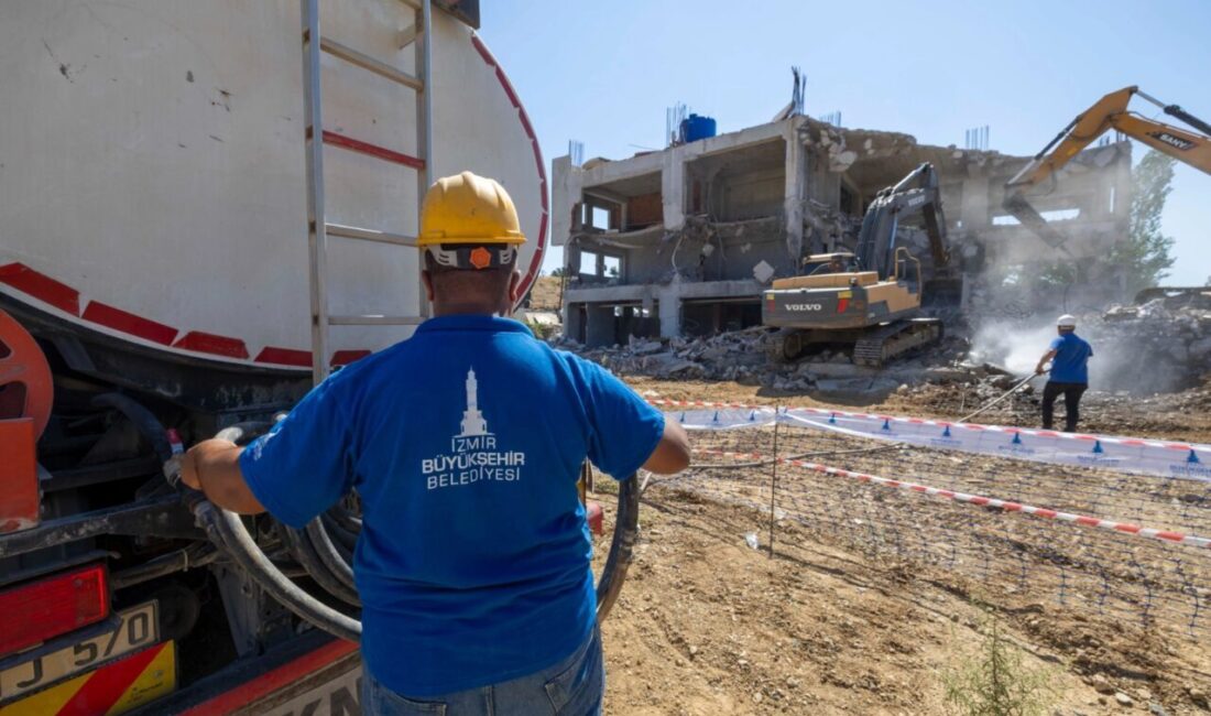 Kaçak yapılaşmayla mücadele eden İzmir Büyükşehir Belediyesi  ekipleri 122