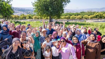 İzmir Büyükşehir Belediye Başkanı Dr. Cemil Tugay, Mahalle Bostanlarında üretim