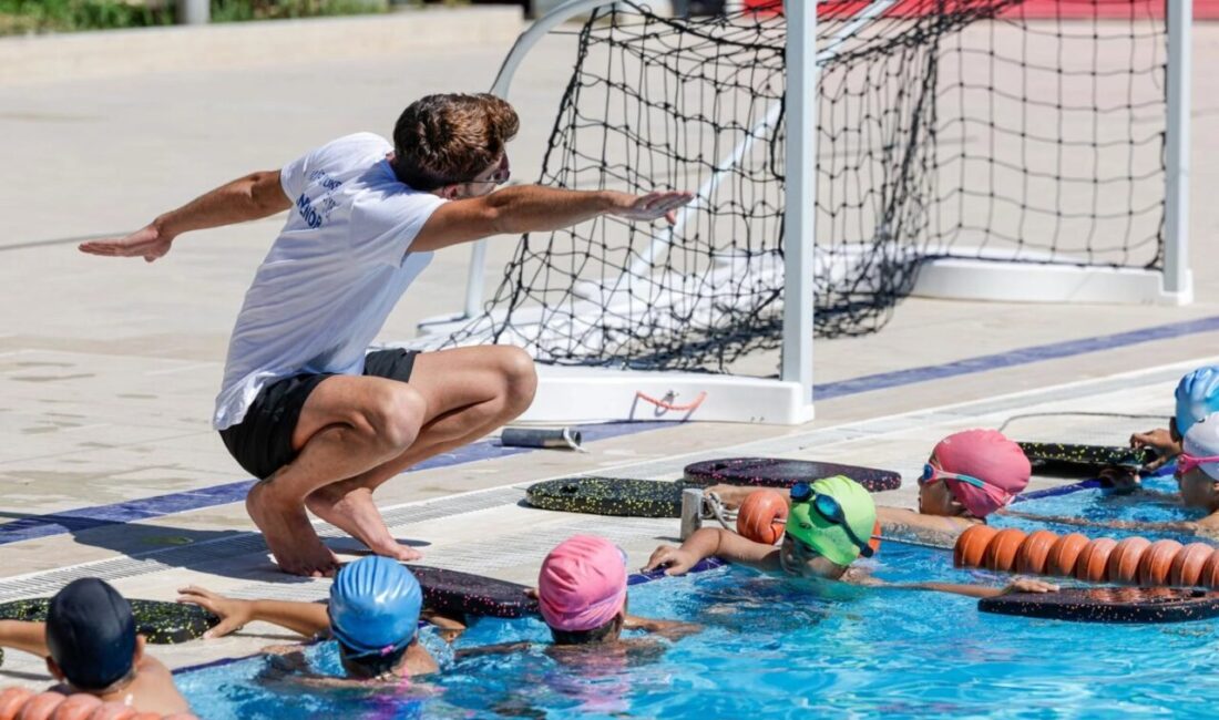 İzmir Büyükşehir Belediyesi'nin yaz spor okulları kapsamında düzenlediği yüzme eğitimleri