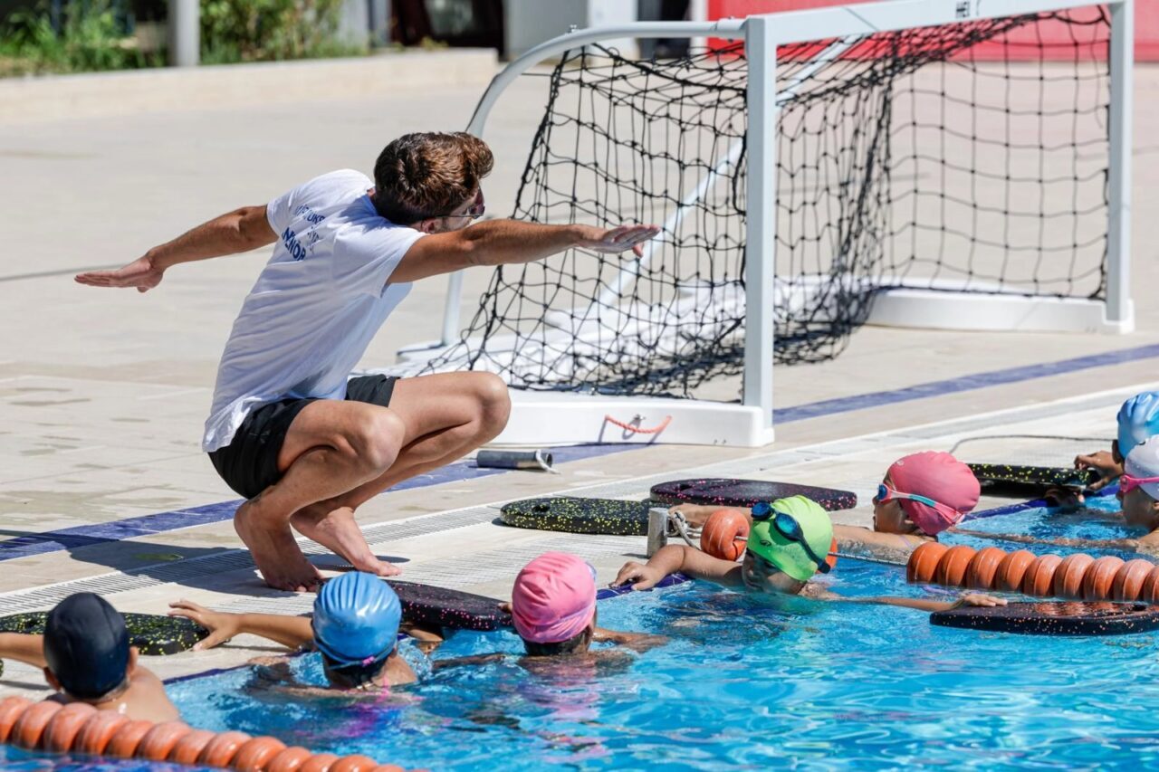 İzmir Büyükşehir Belediyesi'nin yaz spor okulları kapsamında düzenlediği yüzme eğitimleri
