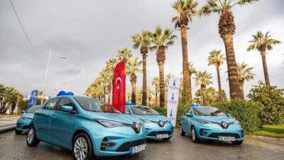 İzmir Büyükşehir Belediyesi, hizmet filosundaki 100 elektrikli araç sayesinde 