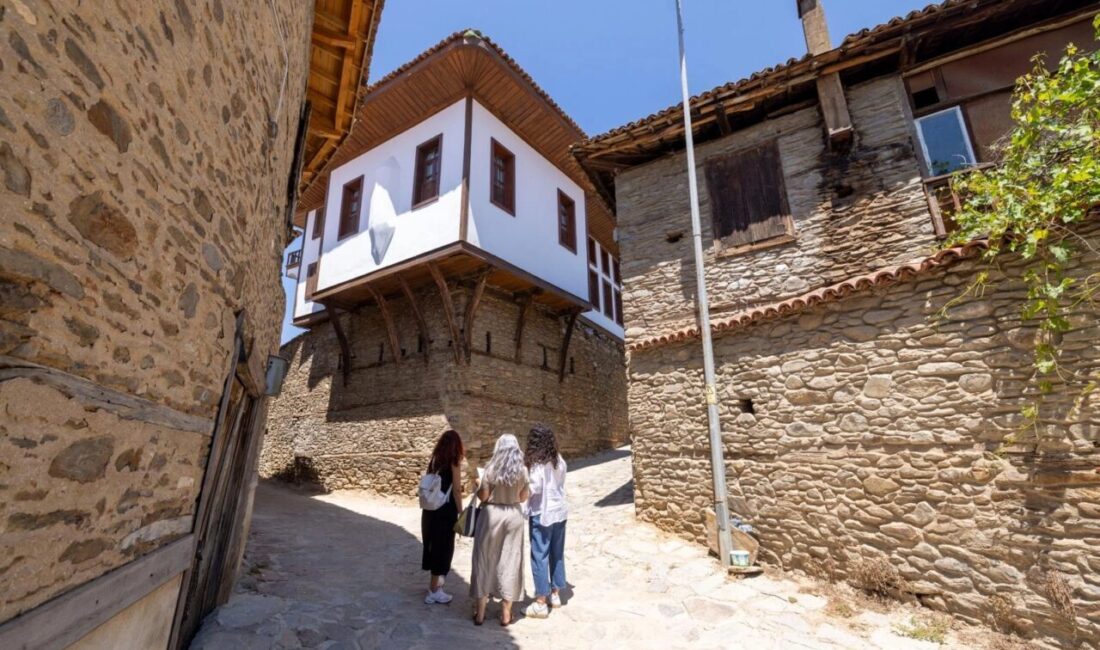 İzmir Büyükşehir Belediyesi KUDEB ekipleri, tarihi mirası korumak amacıyla 29
