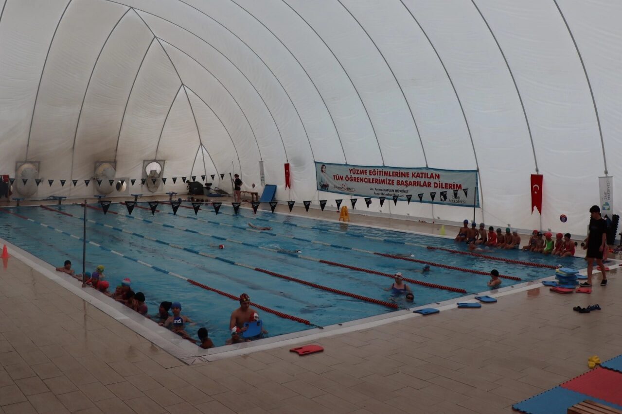 İzmit Belediyesi'nin "Yüzme Bilmeyen Kalmasın" projesiyle 8 yılda 25 bin