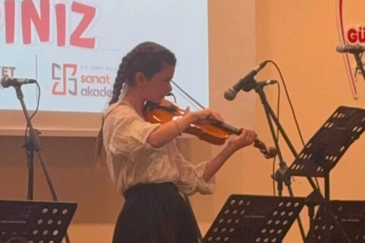 İzmit Belediyesi Sanat Akademisi Müzik Bölümü öğrencileri Azra Mira Ekşi