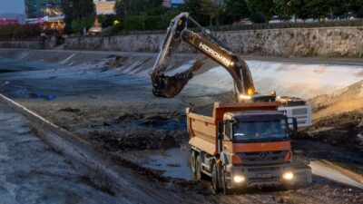 İzmir Büyükşehir Belediyesi, yaz aylarında kötü koku oluşumunu önlemek ve
