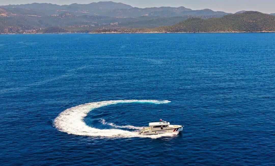 Antalya'da Kaş Asayiş Bot Timi, denizlerde huzur ve güvenliği sağlamak