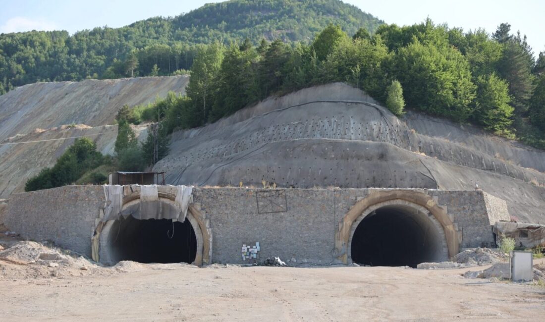 Sivas üzerinden Karadeniz'i Akdeniz'i bağlayacak olan ve 8 bakan eskiten