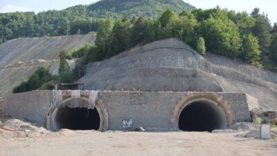 Sivas üzerinden Karadeniz'i Akdeniz'i bağlayacak olan ve 8 bakan eskiten