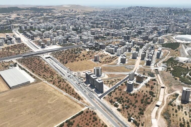 Kent genelinde ulaşım yatırımlarını sürdüren Şanlıurfa Büyükşehir Belediyesi, Karaköprü Batıkent