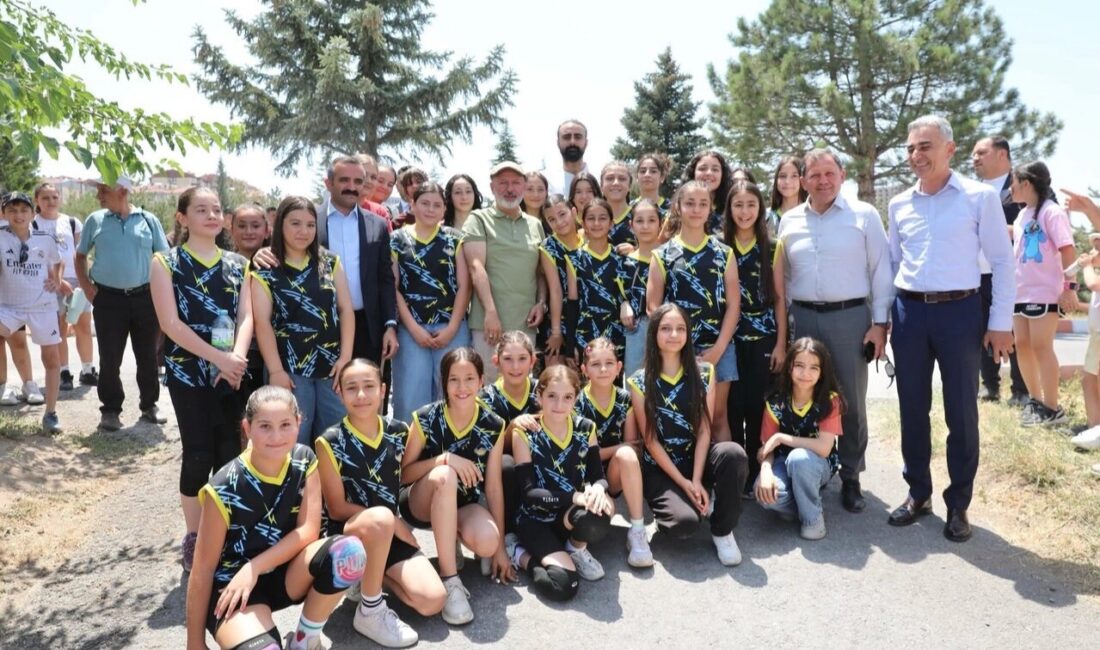 Kayseri Kocasinan Belediye Başkanı Ahmet Çolakbayrakdar, Kocaburger etkinliği kapsamında Gençlik