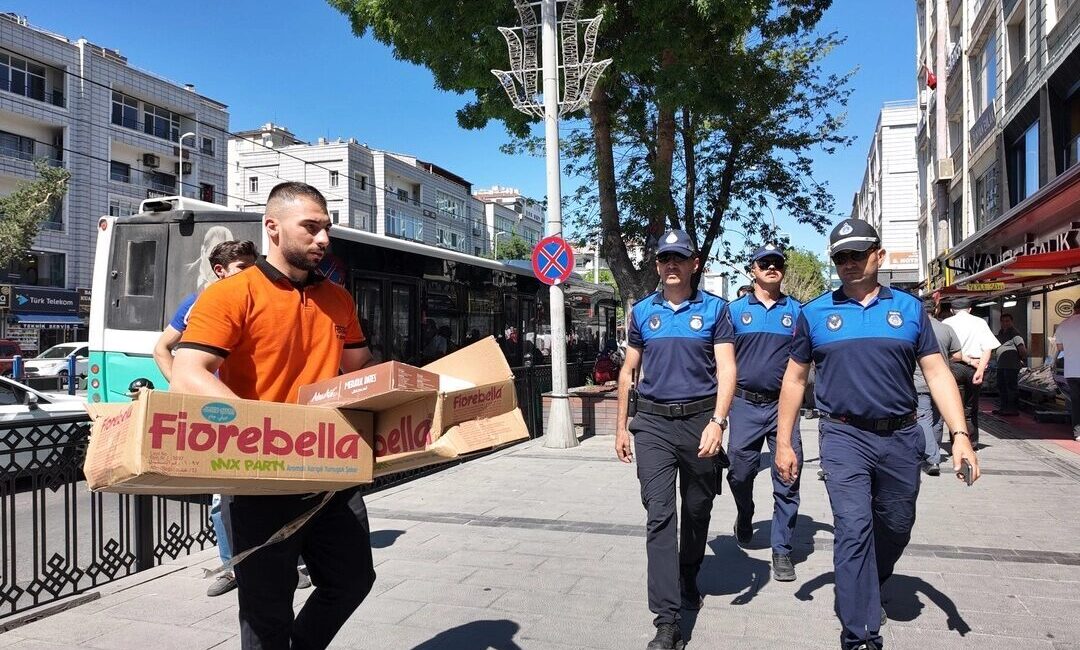Kayseri Büyükşehir Belediyesi Zabıta Daire Başkanlığı tarafından Cumhuriyet Meydanı ve