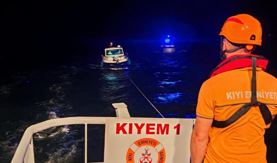 Çanakkale Kilitbahir önlerinde içinde 9 kişinin bulunduğu tekne, Kıyı Emniyeti