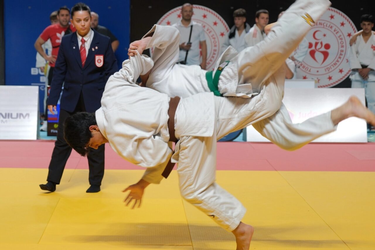 Kocaeli Büyükşehir Belediyesi’nin ev sahipliğinde düzenlenen Emre Yazgan Uluslararası Judo Turnuvası’nda