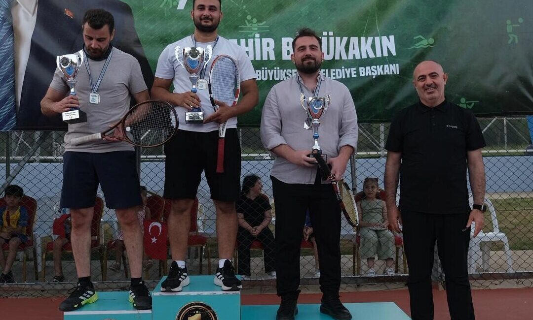 Kocaeli Büyükşehir Belediyesi tarafından gerçekleştirilen Herkes İçin Spor Tenis Turnuvası’nda