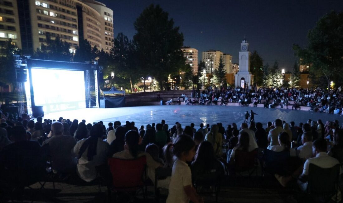 Konya Büyükşehir Belediyesi tarafından Kalehan Ecdat Bahçesi’nde düzenlenen "Sinema Akşamları"