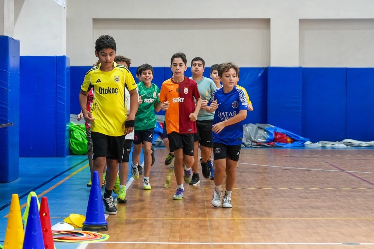 Maltepe Belediyesi’nin ücretsiz düzenlediği Yaz Spor Kursları’nda Maltepeli çocuklar sporun