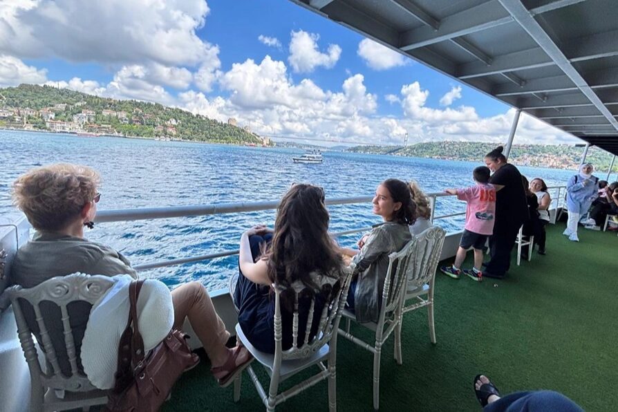 Maltepeli kadınlar, İstanbul Büyükşehir Belediyesi’nin düzenlediği etkinlikte Boğaz’ın tadını çıkardı. 