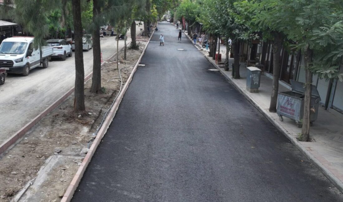 Manisa Büyükşehir Belediyesi’nin Çarşı Bulvarı’nda başlattığı yenileme çalışmaları tüm hızıyla