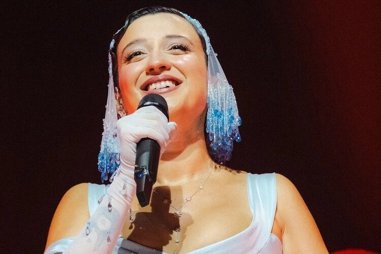 Türk pop müziğinin en özel kadın şarkı yazarı ve yorumcularından