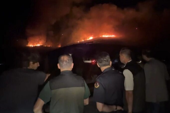 Muğla’nın Milas ilçesi oteller bölgesinde gece başlayan orman yangını nedeniyle